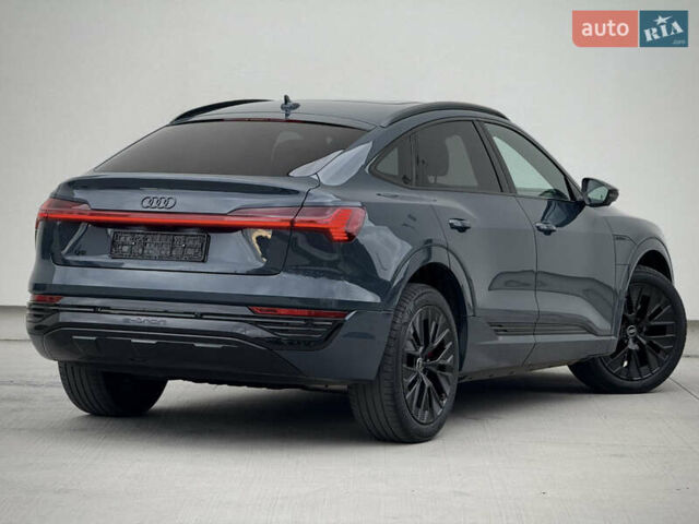 Синий Ауди Q8 Sportback e-tron, объемом двигателя 0 л и пробегом 17 тыс. км за 58868 $, фото 2 на Automoto.ua