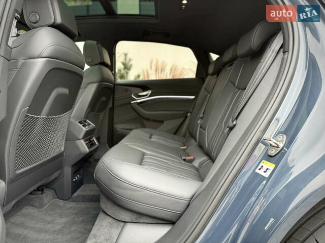 Синий Ауди Q8 Sportback e-tron, объемом двигателя 0 л и пробегом 17 тыс. км за 58868 $, фото 70 на Automoto.ua