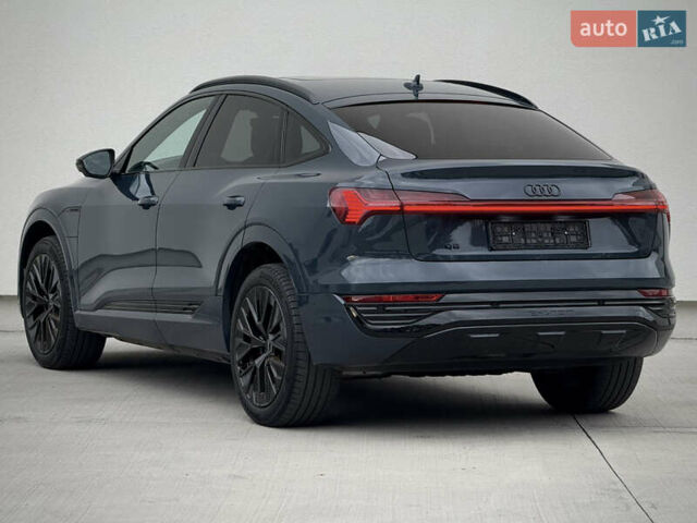 Синий Ауди Q8 Sportback e-tron, объемом двигателя 0 л и пробегом 17 тыс. км за 58868 $, фото 6 на Automoto.ua