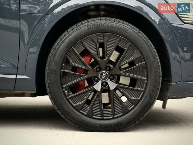 Синий Ауди Q8 Sportback e-tron, объемом двигателя 0 л и пробегом 17 тыс. км за 58868 $, фото 54 на Automoto.ua