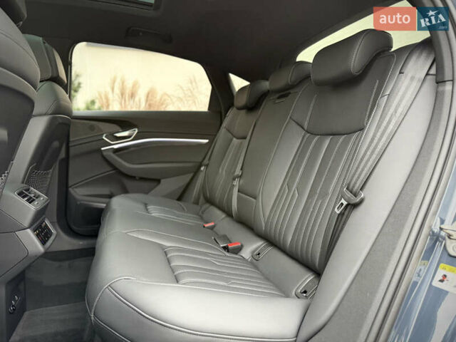 Синий Ауди Q8 Sportback e-tron, объемом двигателя 0 л и пробегом 17 тыс. км за 58868 $, фото 71 на Automoto.ua