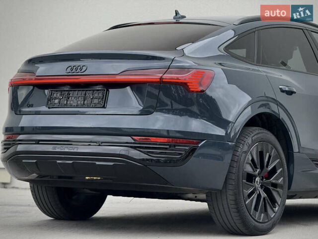 Синий Ауди Q8 Sportback e-tron, объемом двигателя 0 л и пробегом 17 тыс. км за 58868 $, фото 50 на Automoto.ua