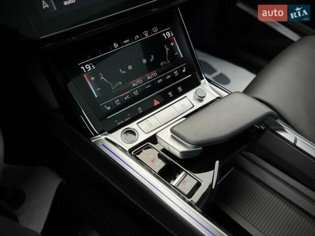 Синий Ауди Q8 Sportback e-tron, объемом двигателя 0 л и пробегом 17 тыс. км за 58868 $, фото 124 на Automoto.ua