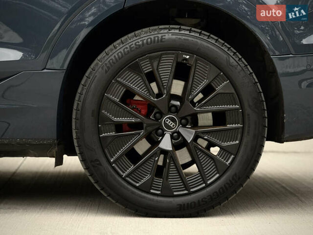 Синий Ауди Q8 Sportback e-tron, объемом двигателя 0 л и пробегом 17 тыс. км за 58868 $, фото 55 на Automoto.ua