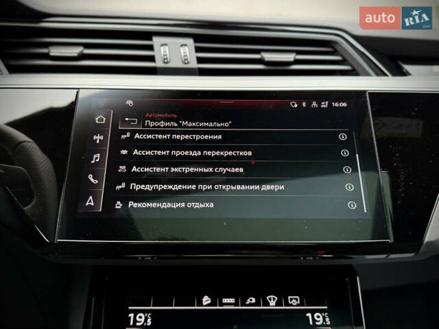 Синий Ауди Q8 Sportback e-tron, объемом двигателя 0 л и пробегом 17 тыс. км за 58868 $, фото 118 на Automoto.ua