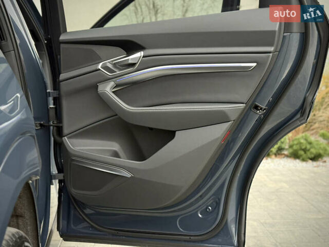 Синий Ауди Q8 Sportback e-tron, объемом двигателя 0 л и пробегом 17 тыс. км за 58868 $, фото 94 на Automoto.ua