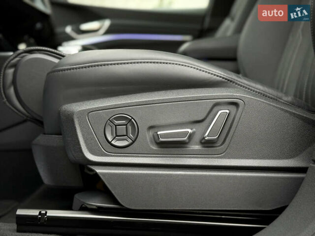 Синий Ауди Q8 Sportback e-tron, объемом двигателя 0 л и пробегом 17 тыс. км за 58868 $, фото 100 на Automoto.ua