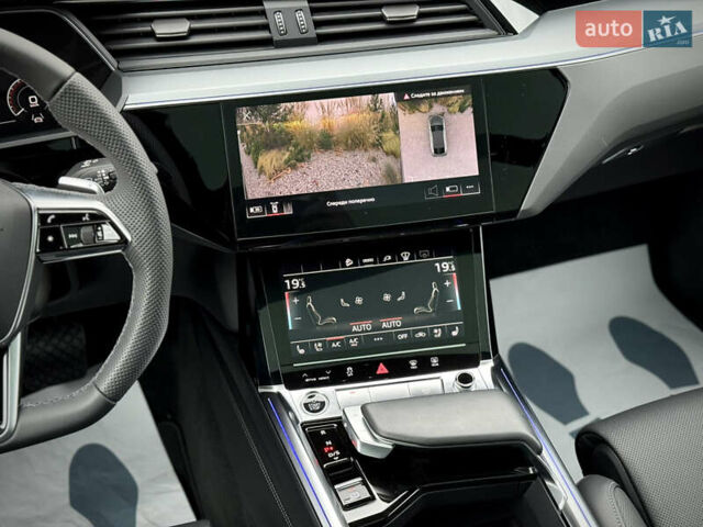 Синий Ауди Q8 Sportback e-tron, объемом двигателя 0 л и пробегом 17 тыс. км за 58868 $, фото 62 на Automoto.ua