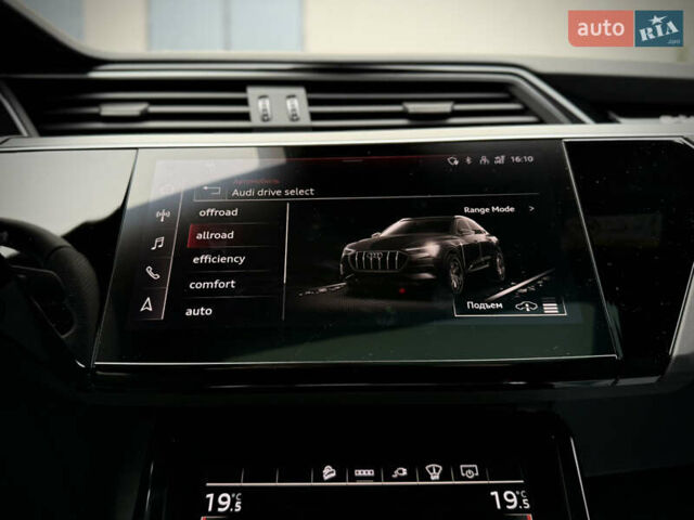 Синий Ауди Q8 Sportback e-tron, объемом двигателя 0 л и пробегом 17 тыс. км за 58868 $, фото 121 на Automoto.ua