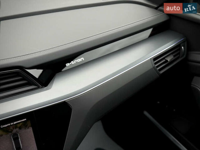 Синий Ауди Q8 Sportback e-tron, объемом двигателя 0 л и пробегом 17 тыс. км за 58868 $, фото 102 на Automoto.ua