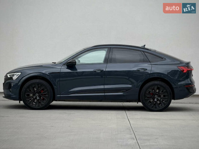 Синий Ауди Q8 Sportback e-tron, объемом двигателя 0 л и пробегом 17 тыс. км за 58868 $, фото 5 на Automoto.ua