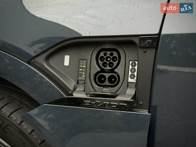 Синий Ауди Q8 Sportback e-tron, объемом двигателя 0 л и пробегом 17 тыс. км за 58868 $, фото 127 на Automoto.ua