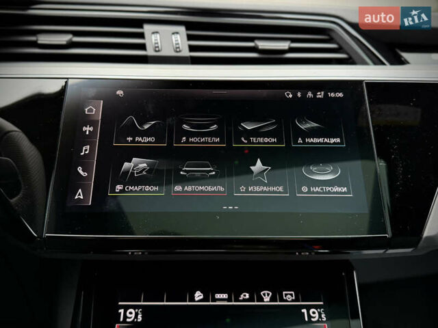 Синий Ауди Q8 Sportback e-tron, объемом двигателя 0 л и пробегом 17 тыс. км за 58868 $, фото 114 на Automoto.ua