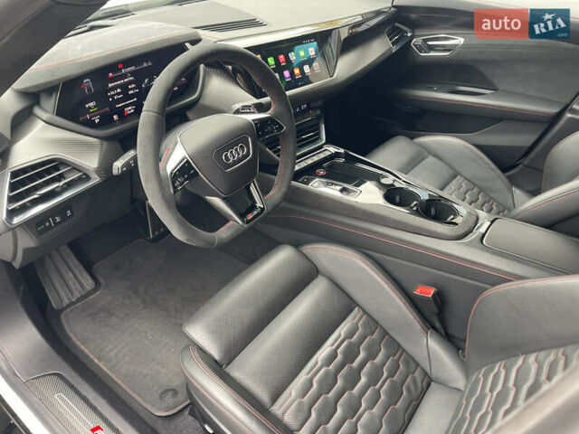 Белый Ауди RS e-tron GT, объемом двигателя 0 л и пробегом 49 тыс. км за 59999 $, фото 32 на Automoto.ua