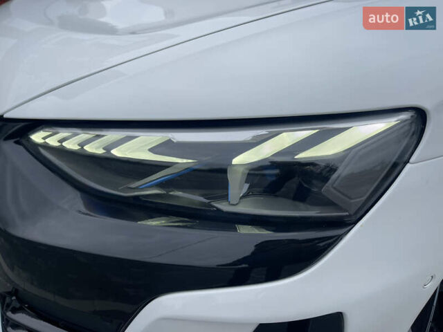 Белый Ауди RS e-tron GT, объемом двигателя 0 л и пробегом 49 тыс. км за 59999 $, фото 17 на Automoto.ua