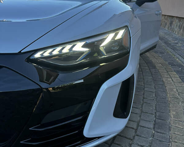 Белый Ауди RS e-tron GT, объемом двигателя 0 л и пробегом 31 тыс. км за 71000 $, фото 43 на Automoto.ua