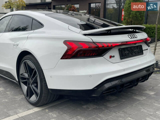 Белый Ауди RS e-tron GT, объемом двигателя 0 л и пробегом 49 тыс. км за 59999 $, фото 12 на Automoto.ua