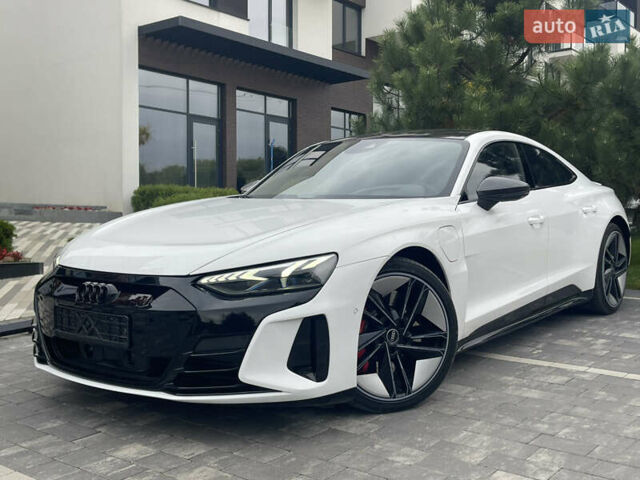 Белый Ауди RS e-tron GT, объемом двигателя 0 л и пробегом 49 тыс. км за 59999 $, фото 3 на Automoto.ua