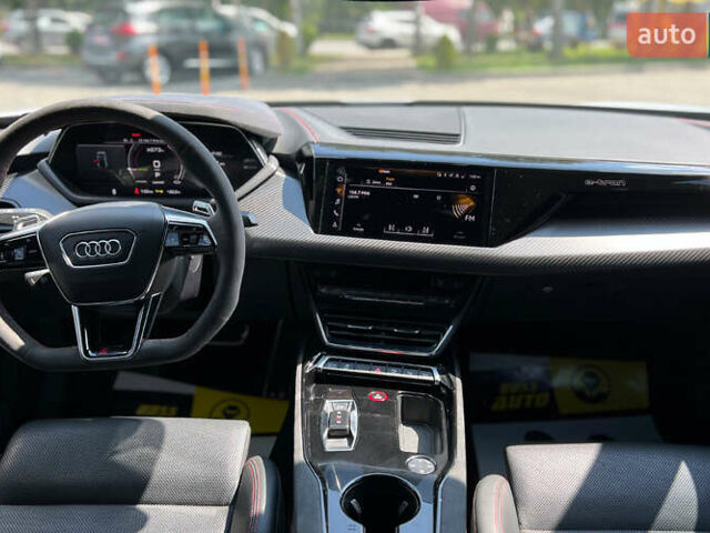 Белый Ауди RS e-tron GT, объемом двигателя 0 л и пробегом 34 тыс. км за 64999 $, фото 15 на Automoto.ua