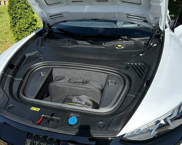 Белый Ауди RS e-tron GT, объемом двигателя 0 л и пробегом 31 тыс. км за 71000 $, фото 9 на Automoto.ua