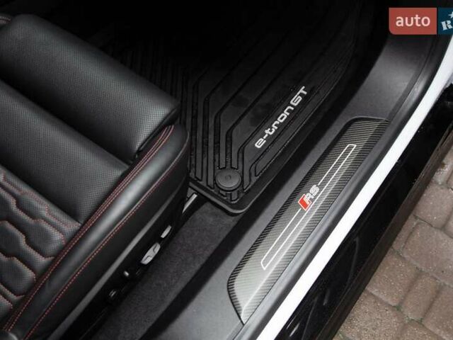 Белый Ауди RS e-tron GT, объемом двигателя 0 л и пробегом 11 тыс. км за 74900 $, фото 13 на Automoto.ua