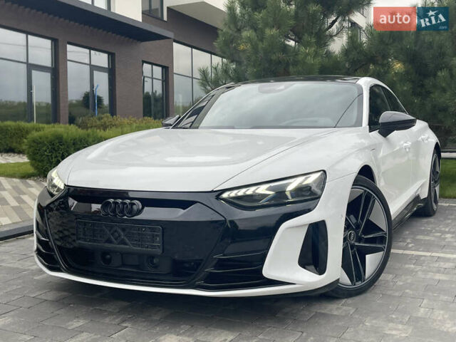 Белый Ауди RS e-tron GT, объемом двигателя 0 л и пробегом 49 тыс. км за 59999 $, фото 2 на Automoto.ua