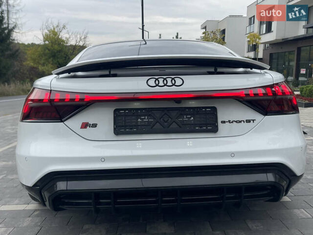 Белый Ауди RS e-tron GT, объемом двигателя 0 л и пробегом 49 тыс. км за 59999 $, фото 16 на Automoto.ua