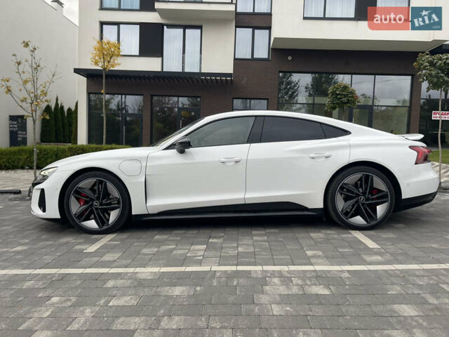 Белый Ауди RS e-tron GT, объемом двигателя 0 л и пробегом 49 тыс. км за 59999 $, фото 7 на Automoto.ua