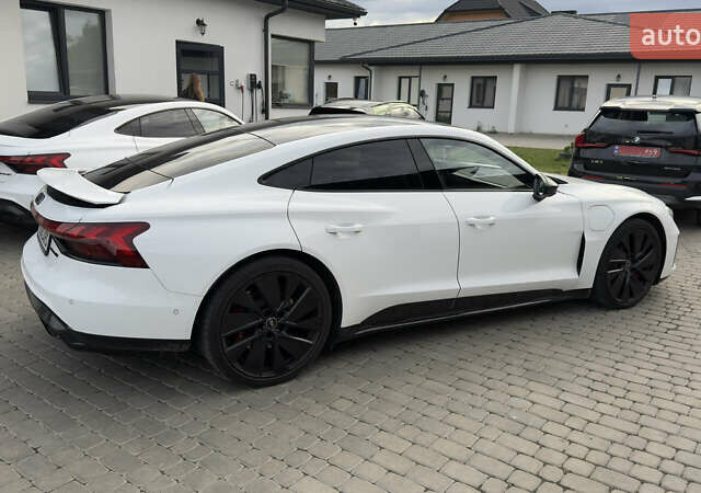 Белый Ауди RS e-tron GT, объемом двигателя 0 л и пробегом 76 тыс. км за 59500 $, фото 4 на Automoto.ua