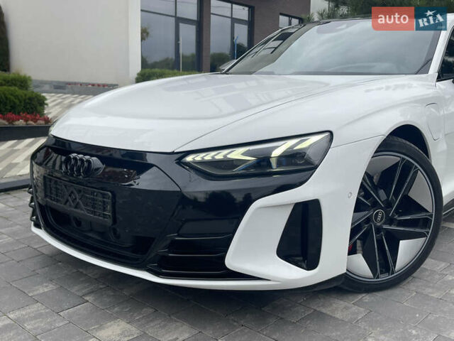 Белый Ауди RS e-tron GT, объемом двигателя 0 л и пробегом 49 тыс. км за 59999 $, фото 5 на Automoto.ua