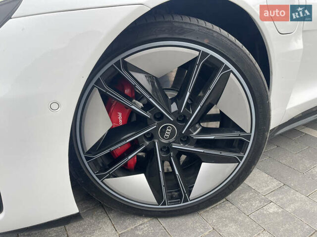 Белый Ауди RS e-tron GT, объемом двигателя 0 л и пробегом 49 тыс. км за 59999 $, фото 18 на Automoto.ua
