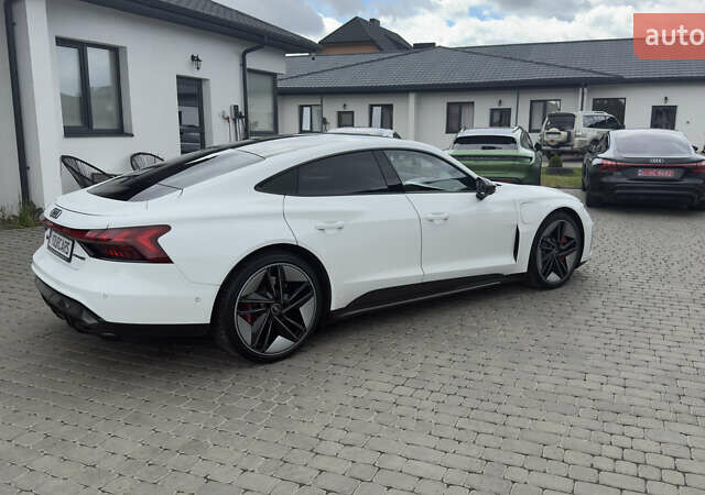 Белый Ауди RS e-tron GT, объемом двигателя 0 л и пробегом 71 тыс. км за 62500 $, фото 2 на Automoto.ua