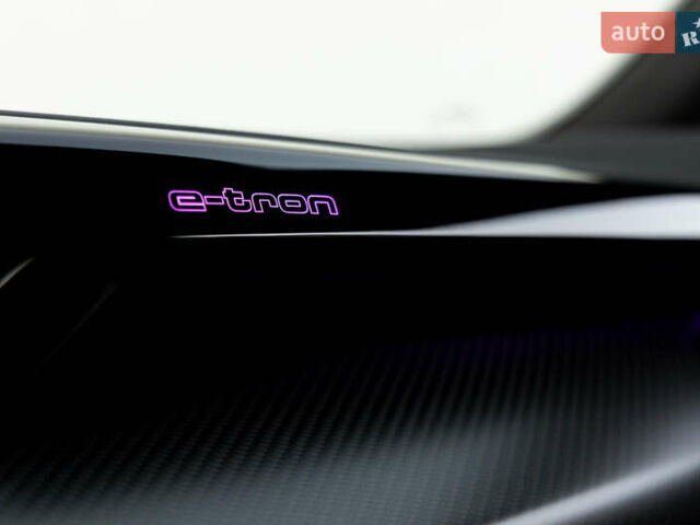 Белый Ауди RS e-tron GT, объемом двигателя 0 л и пробегом 71 тыс. км за 62500 $, фото 23 на Automoto.ua