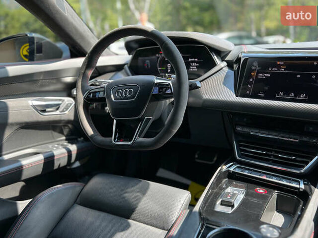 Белый Ауди RS e-tron GT, объемом двигателя 0 л и пробегом 34 тыс. км за 64999 $, фото 16 на Automoto.ua