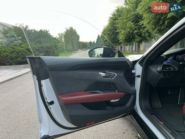Белый Ауди RS e-tron GT, объемом двигателя 0 л и пробегом 29 тыс. км за 71800 $, фото 10 на Automoto.ua