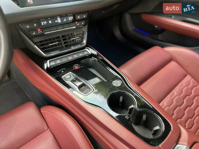 Белый Ауди RS e-tron GT, объемом двигателя 0 л и пробегом 29 тыс. км за 71800 $, фото 17 на Automoto.ua