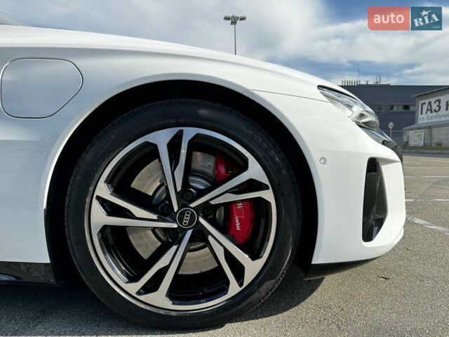 Белый Ауди RS e-tron GT, объемом двигателя 0 л и пробегом 5 тыс. км за 105000 $, фото 14 на Automoto.ua