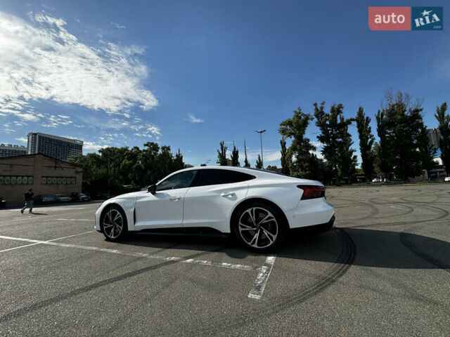 Белый Ауди RS e-tron GT, объемом двигателя 0 л и пробегом 5 тыс. км за 105000 $, фото 5 на Automoto.ua