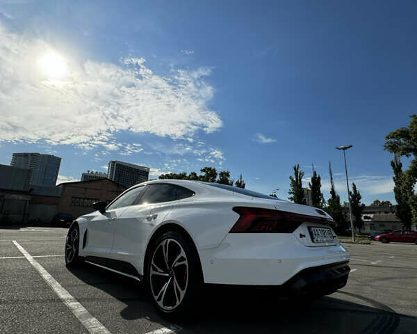 Белый Ауди RS e-tron GT, объемом двигателя 0 л и пробегом 5 тыс. км за 105000 $, фото 4 на Automoto.ua