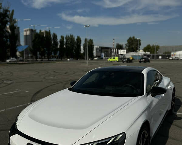 Белый Ауди RS e-tron GT, объемом двигателя 0 л и пробегом 5 тыс. км за 105000 $, фото 2 на Automoto.ua