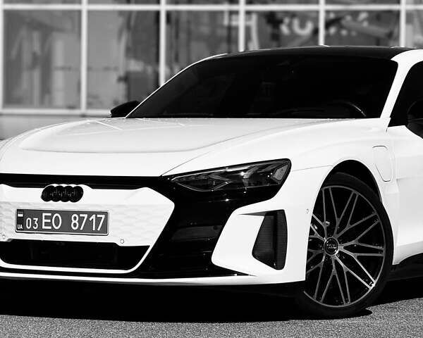 Белый Ауди RS e-tron GT, объемом двигателя 0 л и пробегом 17 тыс. км за 57900 $, фото 18 на Automoto.ua