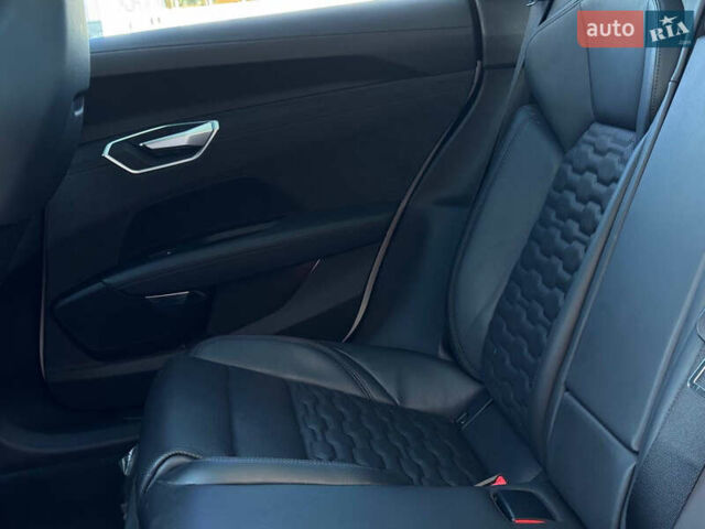Белый Ауди RS e-tron GT, объемом двигателя 0 л и пробегом 17 тыс. км за 57900 $, фото 56 на Automoto.ua