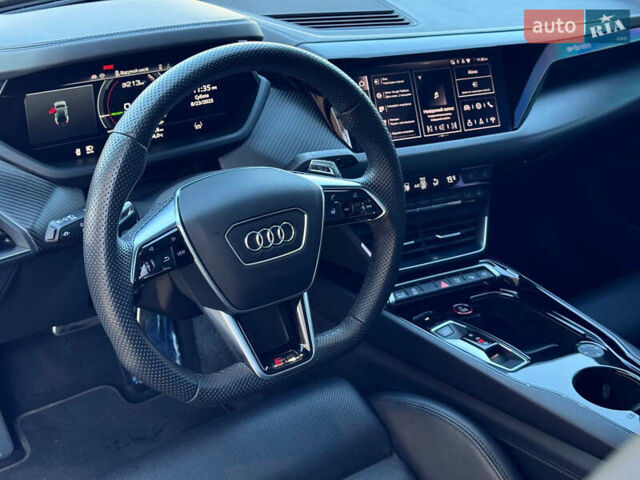 Белый Ауди RS e-tron GT, объемом двигателя 0 л и пробегом 17 тыс. км за 57900 $, фото 44 на Automoto.ua