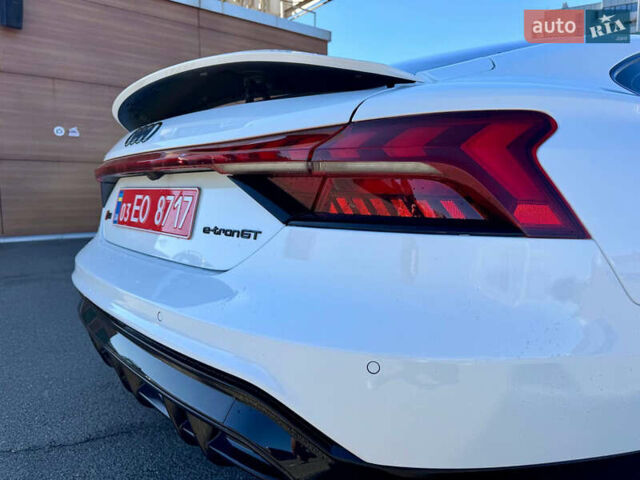 Белый Ауди RS e-tron GT, объемом двигателя 0 л и пробегом 17 тыс. км за 57900 $, фото 63 на Automoto.ua