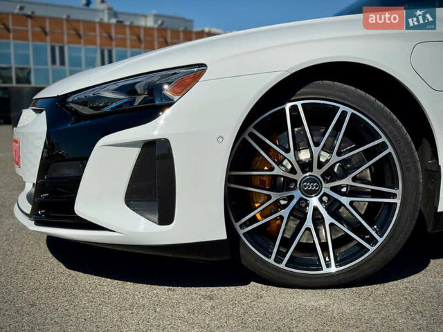 Белый Ауди RS e-tron GT, объемом двигателя 0 л и пробегом 17 тыс. км за 57900 $, фото 31 на Automoto.ua