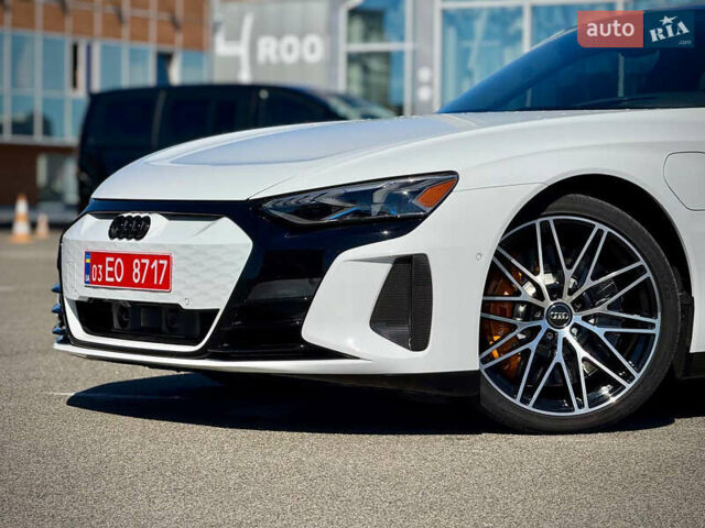 Белый Ауди RS e-tron GT, объемом двигателя 0 л и пробегом 17 тыс. км за 57900 $, фото 15 на Automoto.ua