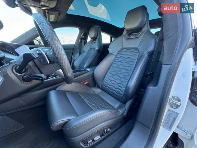Белый Ауди RS e-tron GT, объемом двигателя 0 л и пробегом 17 тыс. км за 57900 $, фото 41 на Automoto.ua
