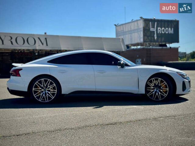 Белый Ауди RS e-tron GT, объемом двигателя 0 л и пробегом 17 тыс. км за 57900 $, фото 24 на Automoto.ua