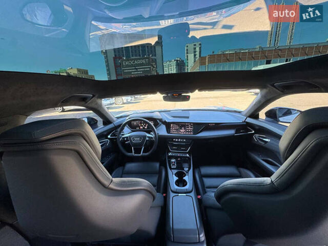 Белый Ауди RS e-tron GT, объемом двигателя 0 л и пробегом 17 тыс. км за 57900 $, фото 74 на Automoto.ua