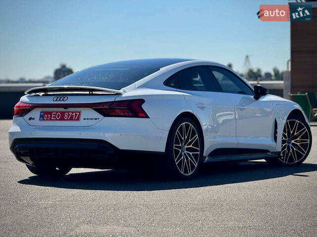 Белый Ауди RS e-tron GT, объемом двигателя 0 л и пробегом 17 тыс. км за 57900 $, фото 7 на Automoto.ua